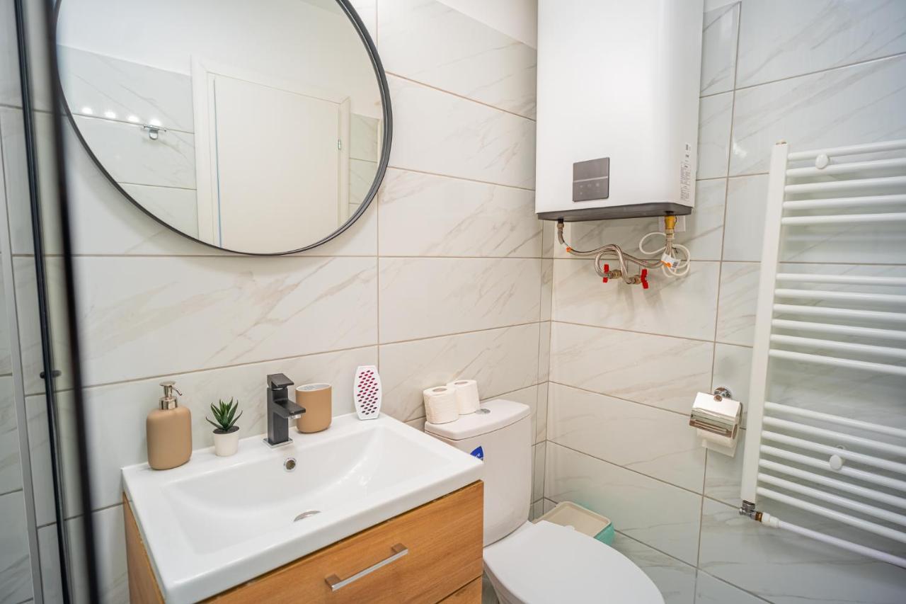 Refreshingly Chic: Newly Renovated 2Br Apartment Bucharest Exterior photo
