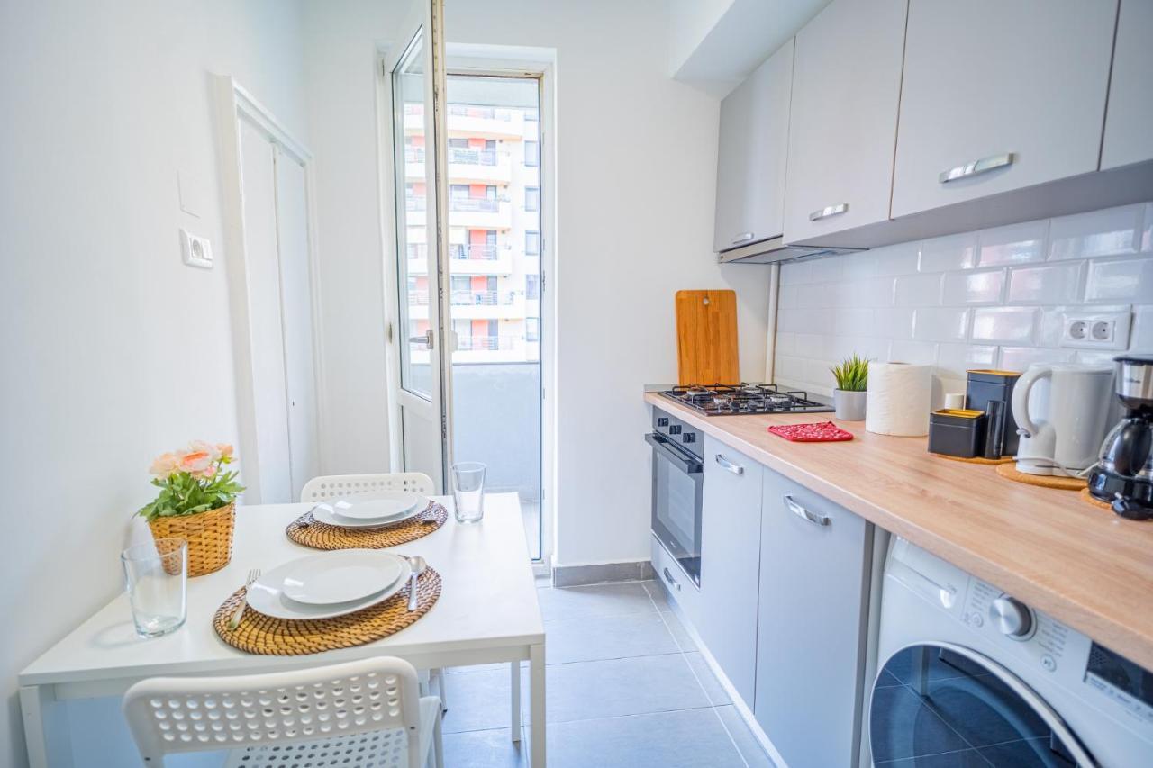 Refreshingly Chic: Newly Renovated 2Br Apartment Bucharest Exterior photo