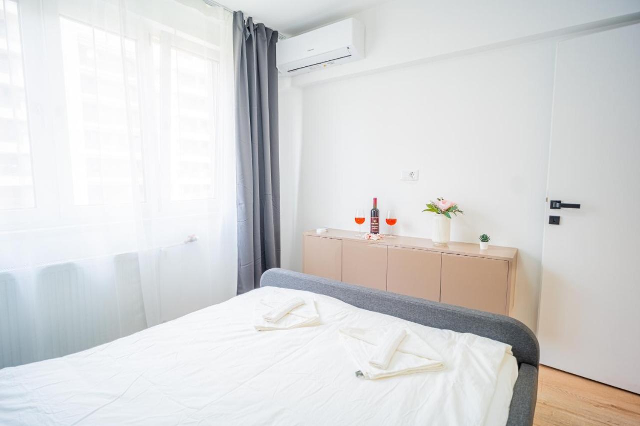 Refreshingly Chic: Newly Renovated 2Br Apartment Bucharest Exterior photo