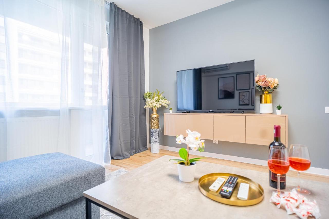 Refreshingly Chic: Newly Renovated 2Br Apartment Bucharest Exterior photo