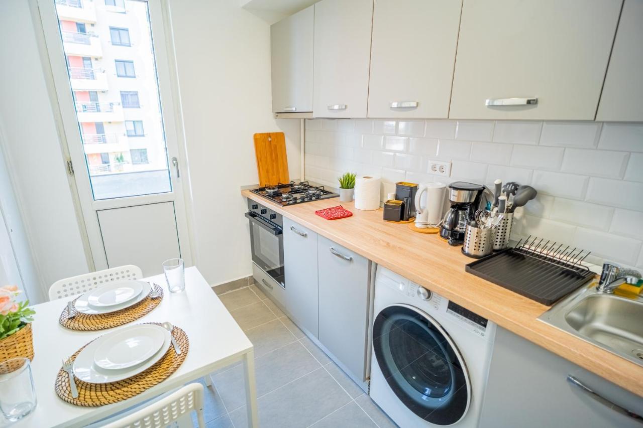 Refreshingly Chic: Newly Renovated 2Br Apartment Bucharest Exterior photo
