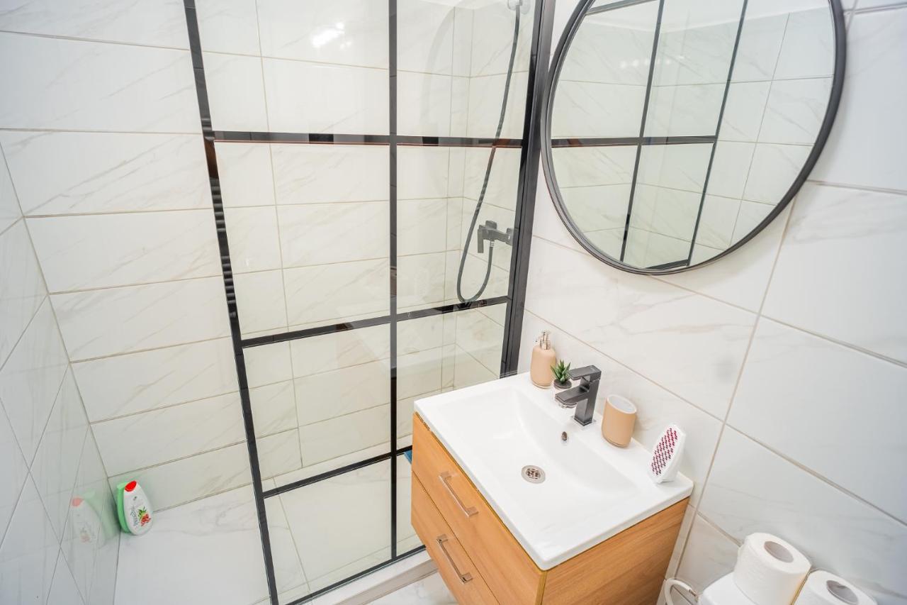 Refreshingly Chic: Newly Renovated 2Br Apartment Bucharest Exterior photo