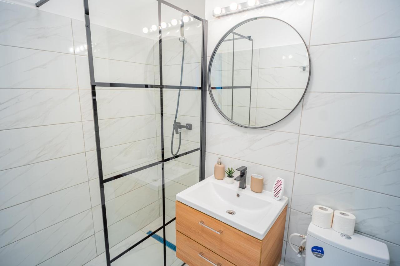 Refreshingly Chic: Newly Renovated 2Br Apartment Bucharest Exterior photo