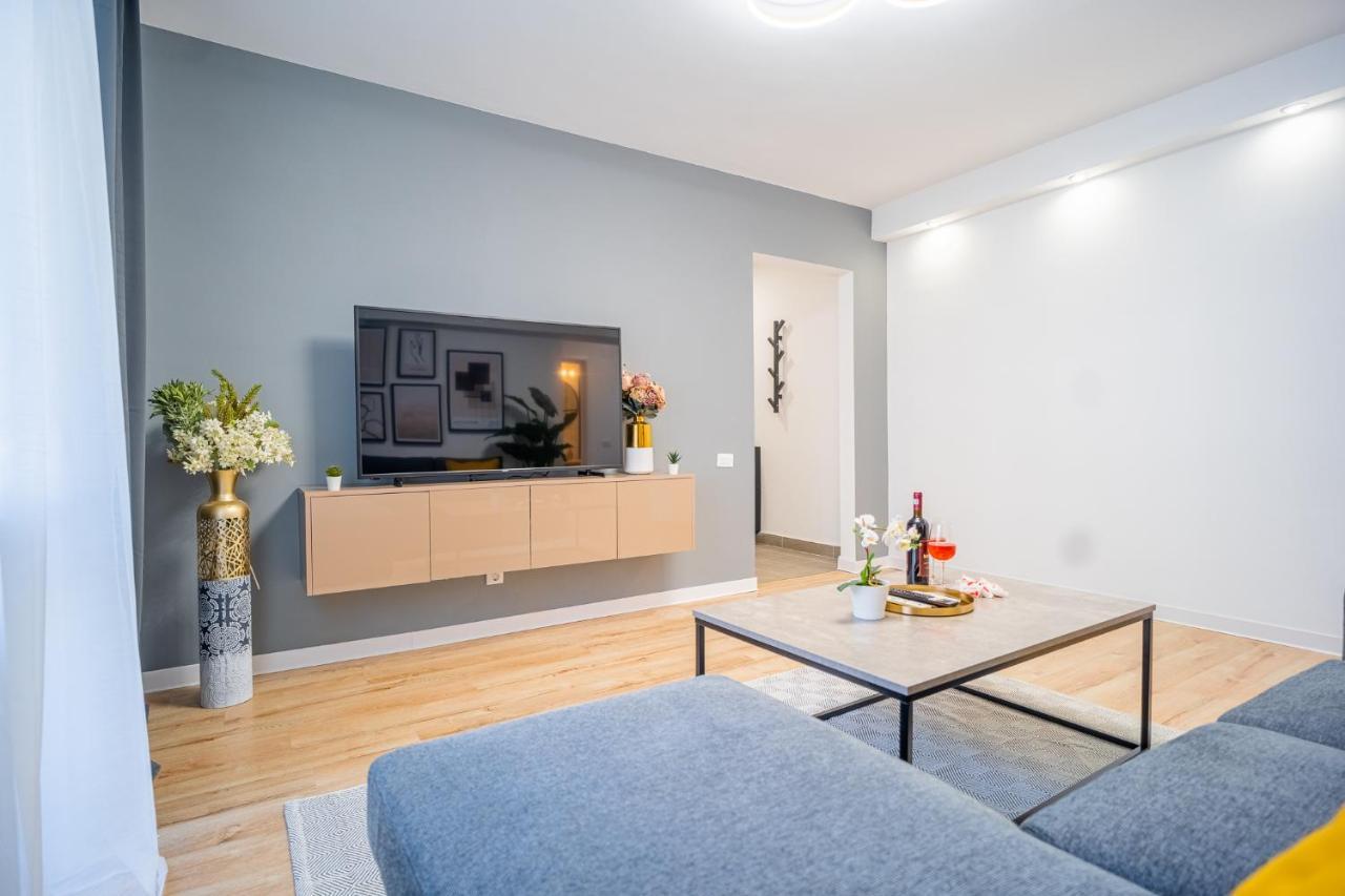 Refreshingly Chic: Newly Renovated 2Br Apartment Bucharest Exterior photo