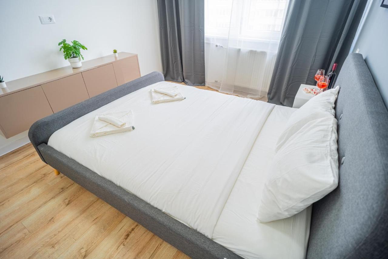 Refreshingly Chic: Newly Renovated 2Br Apartment Bucharest Exterior photo