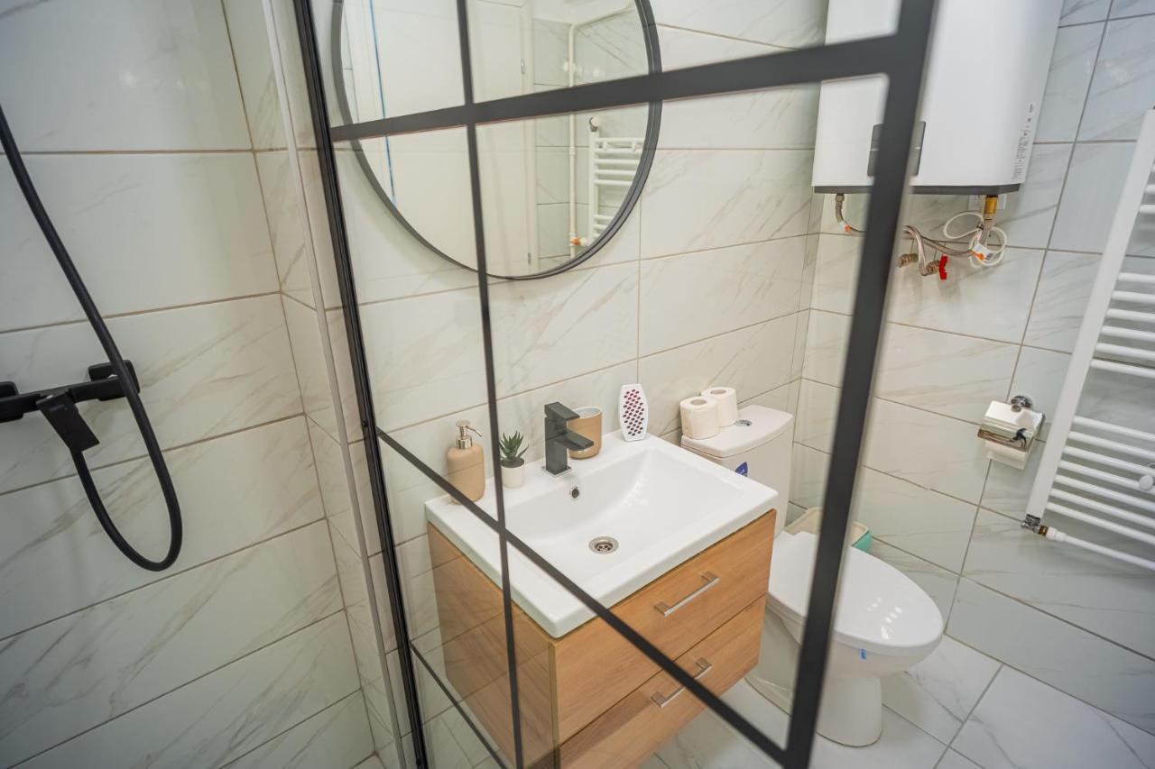 Refreshingly Chic: Newly Renovated 2Br Apartment Bucharest Exterior photo